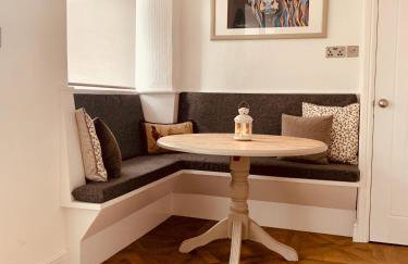 Woodland Cottage - private courtyard - Pet Friendly Retreat in the heart of Windermere - Photo 18