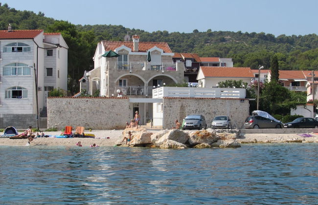 Sea front stone house - Photo 1