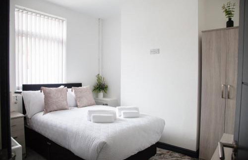 Stylish Home, hosted by ESONGRACE Stays, Stoke-on-Trent - Perfect for Families - Contractors - Holiday makers - Emergency Housing - Professionals, Relocators - Foto 12