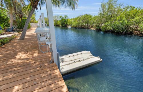 NEW LISTING! Reel Joy Waterfront Luxe with Pool and Private Dock home - Foto 56