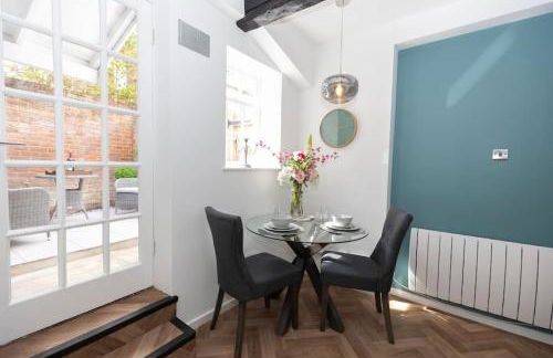 Central Medieval Grid Unique home with Gated parking - Foto 41