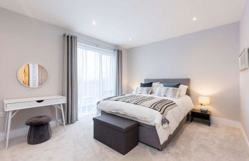 Stylish new Home With Parking - King Beds Garden - Foto 8