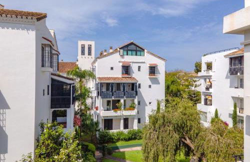 Beachfront Complex Jardines de las Golondrinas Elviria - Photo 11