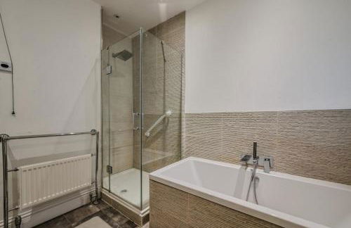 Beautiful Large 3 Bed 2 Bath Flat, Free Parking - Foto 8
