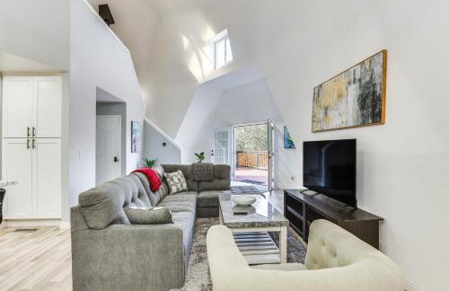 North San Diego Retreat with Deck, Fire Pit Table! - Foto 3