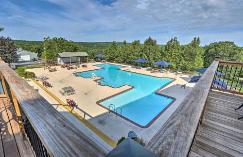 Deck, Fire Pit and Pool Access at Poconos Retreat! - Foto 28