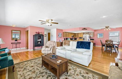 Waterfront home with pool and gameroom! - Foto 32