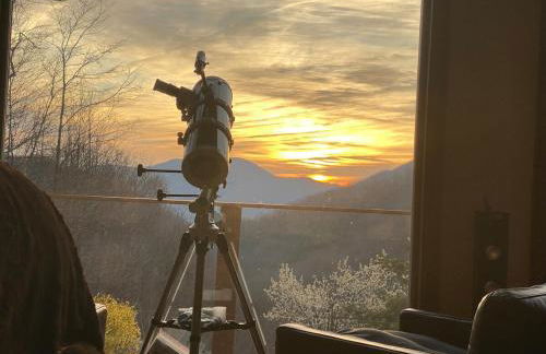 Romantic Getaway or Family Vacay with Mountain Views & Hot Tub - Foto 8