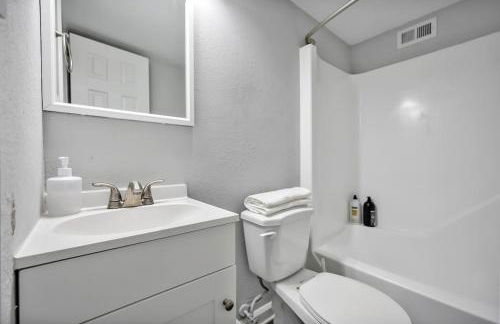 Duke - Pet Friendly 1BR with Gym & Pool - Foto 5