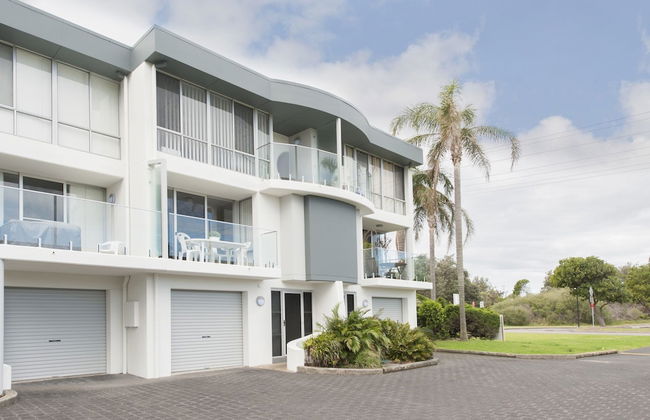 9 Cirrus at Fingal Bay - Photo 16