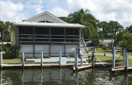 Canalfront Home with Private Dock - 5 Mi to Beaches! - Foto 4