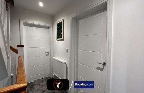 Spacious 4 Bedroom By Tara Stays Short Lets & Serviced Accommodation Aldershot With Free WiFi & Garden - Foto 12