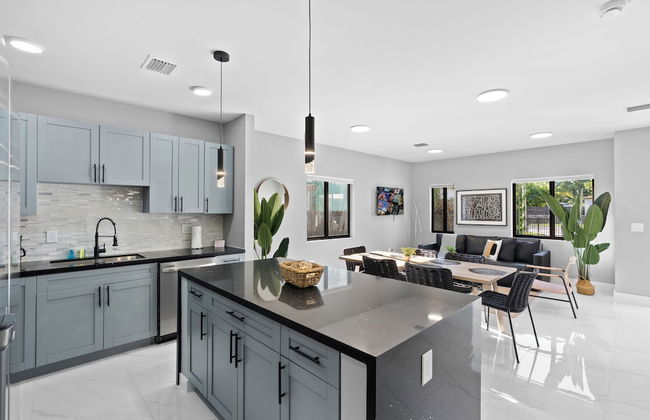 Modern 4-BR House with Free Parking - Photo 14