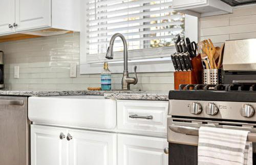 Family Getaway Walkable to Town - Foto 25