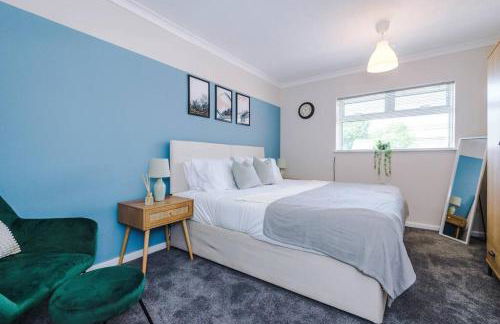 Cheerful 3 bedroom home with parking near Chester - Photo 15