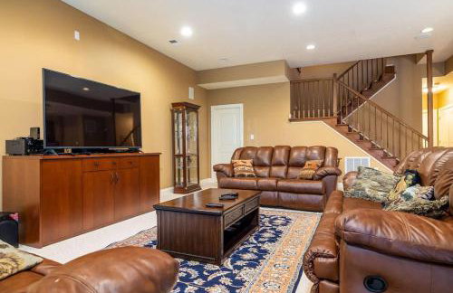 Riverbend Lodge Spacious Riverfront Home with Hot Tub Pool & Mountain view - Foto 67