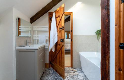 The Old Coach House - Converted barn with private garden parking and fireplace - Foto 14