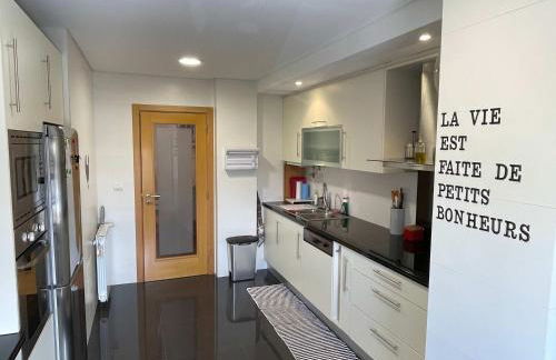 Stylish & Spacious Apartment with Balcony - Foto 14