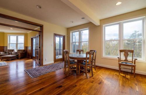 Riverbend Lodge Spacious Riverfront Home with Hot Tub Pool & Mountain view - Foto 49