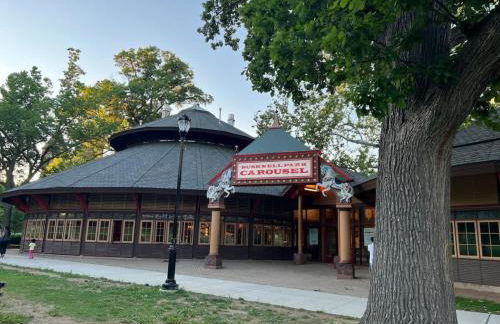 City Charm Walk to Trinity & Hospital with Parking - Foto 21