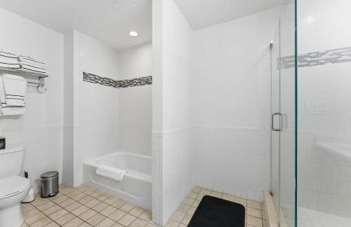 Orlando Getaway with Pool View Balcony - Foto 27