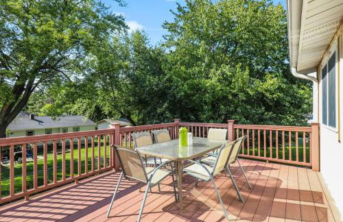 Central Location - 2 living spaces & covered patio! - Foto 28