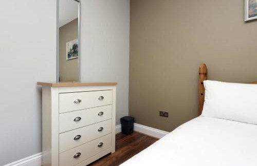 Modern Comfort 4 Bedrooms and Great Location - Foto 37