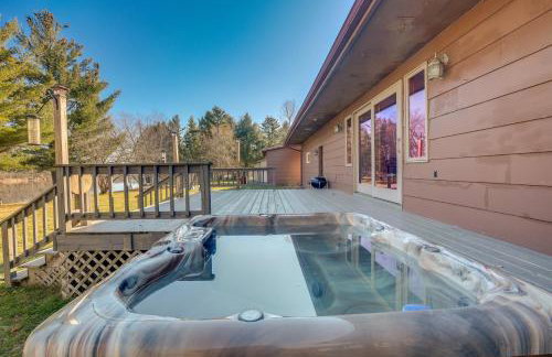 Pet-Friendly Tomahawk Home Deck and Private Hot Tub - Foto 1