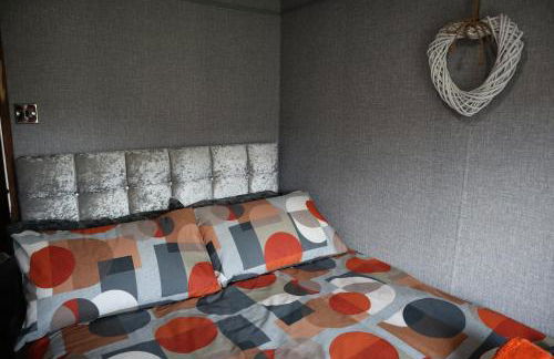 HEDDFAN, Luxury 3 bedroom timber lodge, Now with WiFi, Caer Beris Holiday Park, Builth Wells, SORRY NO TRADESMEN OR CONTRACTORS ALLOWED - Foto 16