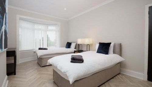 3BR Home Sleeps 6 Near Airport with Parking - Foto 5