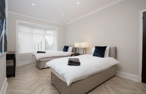 3BR Home Sleeps 6 Near Airport with Parking - Foto 5