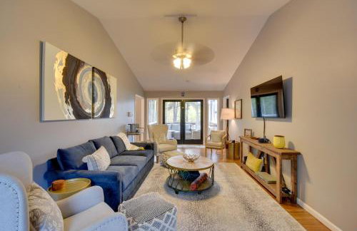 Lakefront Westminster Retreat with Boat Dock! - Foto 1