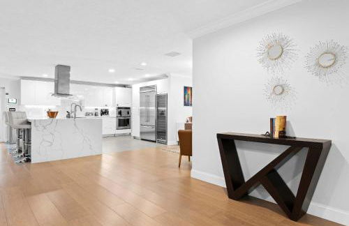 Luxe 4BR Waterfront w Htd Pool 5min to Beach - Foto 35