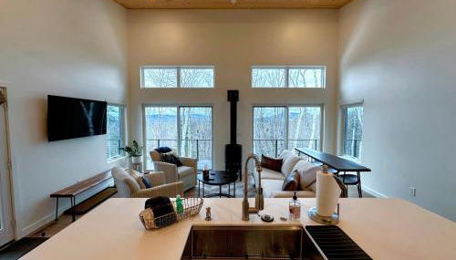 1B Contemporary cabin in magnificent setting, luxury and comfort, hot tub, AC! - Foto 4