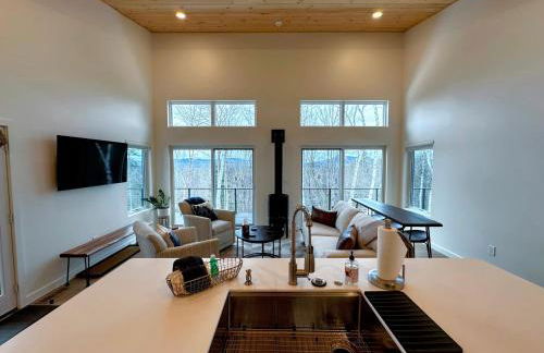 1B Contemporary cabin in magnificent setting, luxury and comfort, hot tub, AC! - Foto 4