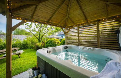 East Trenean Farm Cottages -4 Luxury Cornish Cottages sleeping 20 with hot tubs, private gardens, rural views and EV facilities - Foto 31