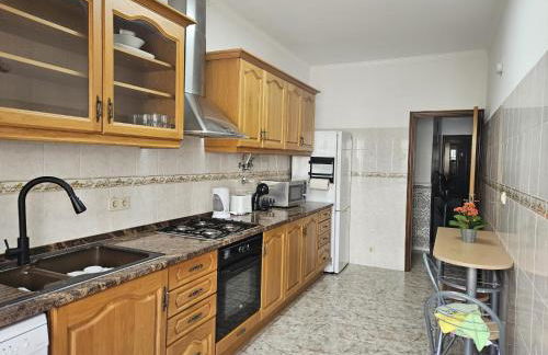 Light Spacious Almada Apartment - Foto 12