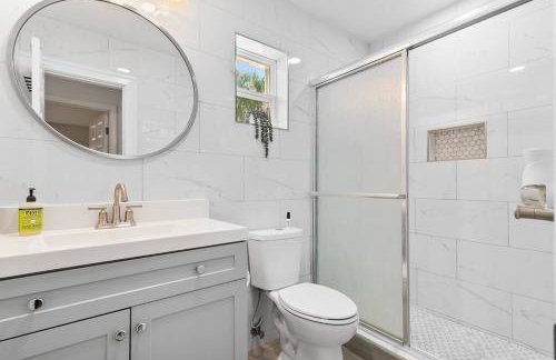 Modern renovated beach oasis home with private pool - Foto 9