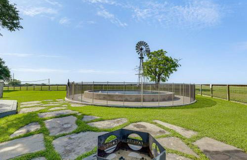 Fire Pit, Pickleball, Pool! Schulenburg Farmhouse - Foto 29