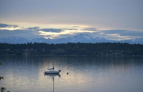 PNW MCM 155ft Private Waterfront Gem on Raft Island with Hot Tub - Foto 16