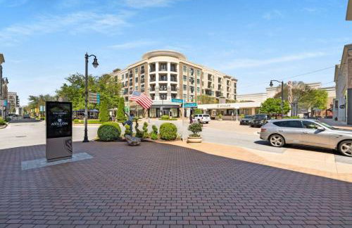 Stroll to Downtown Alpharetta AND Avalon Shops - Foto 35