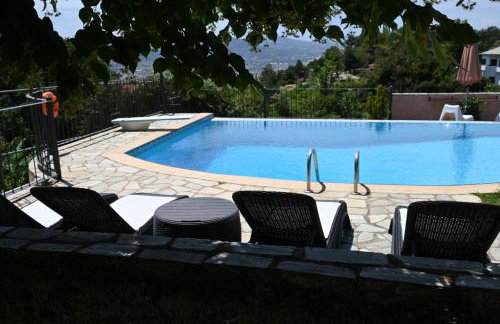 Tranquil Infinity Pool Getaway (private jacuzzi and steam bath, pool, garden, sea and city views) - Foto 53