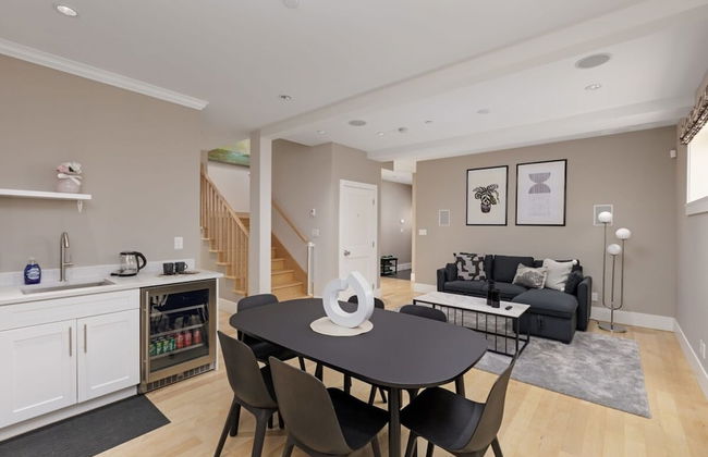 Stunning 3 Bedroom Secondary Suite N Van - Photo 1