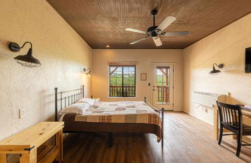 Miners Cabin #4 - King Bed - Private Balcony with Views - Foto 22