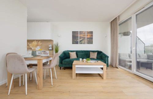 Stylish Apartment by the Lake with Balcony in Zegrze by Noclegi Renters - Foto 14