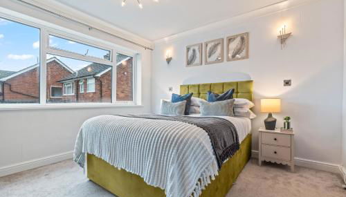 M54 Luxury Escape Sleeps 7- 4 Beds Off M54 - Driveway Parking- RAF Cosford Telford Albrighton Oxley Staffordshire -JLR Wolves Stafford I54 Business Park- 10 Mins to M6- 45 Mins to NEC and BHX Airport Regular & Long Work Stays available - Samina- ARZ Stays - Foto 5