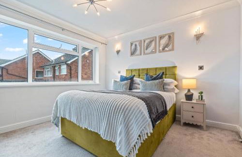 M54 Luxury Escape Sleeps 7- 4 Beds Off M54 - Driveway Parking- RAF Cosford Telford Albrighton Oxley Staffordshire -JLR Wolves Stafford I54 Business Park- 10 Mins to M6- 45 Mins to NEC and BHX Airport Regular & Long Work Stays available - Samina- ARZ Stays - Foto 5