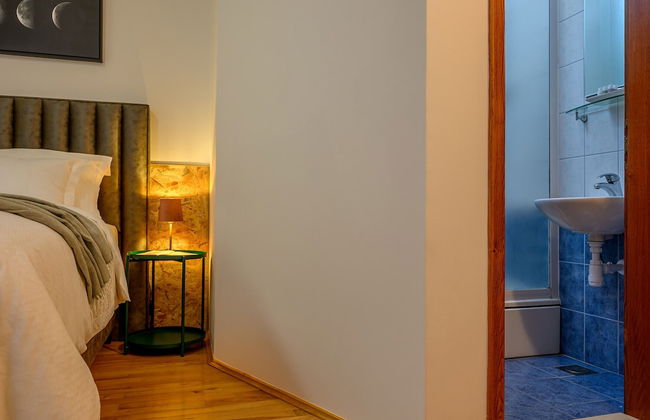 Yellow house with private parking - Photo 25