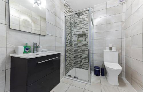 Stylish and Family Friendly 3 Bedroom Apartment - Photo 12