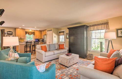 Traditional Marthas Vineyard Home with Porch and Yard - Foto 2